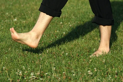 Consejos-de-podólogos-sobre-caminar-descalzos-en-Barcelona