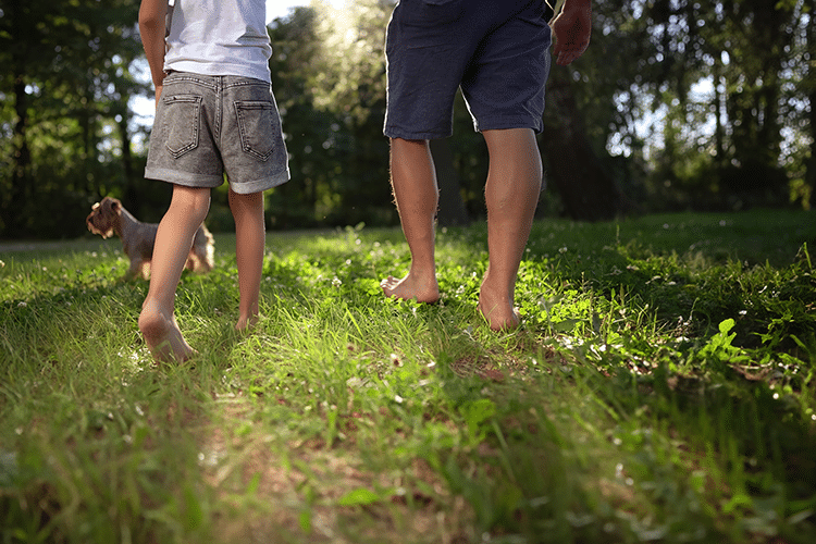 beneficios-fisicos-de-caminar-descalzos-para-los-ninos