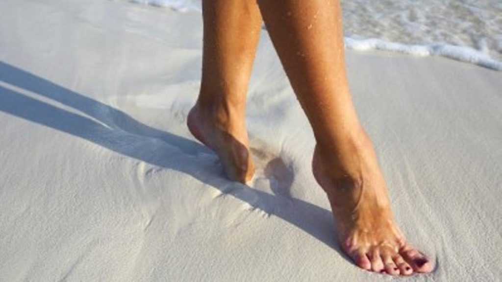 que-beneficios-aporta-caminar-descalzos-en-la-playa
